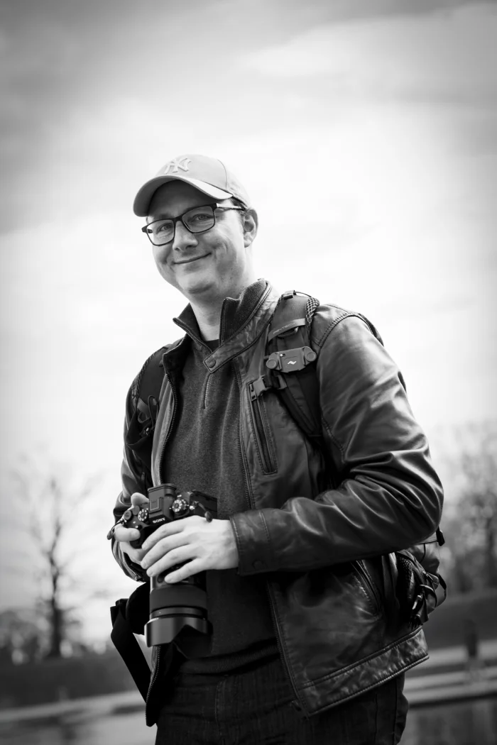 Yann Lepora, photographe basé à Genève, en noir et blanc avec son appareil photo
