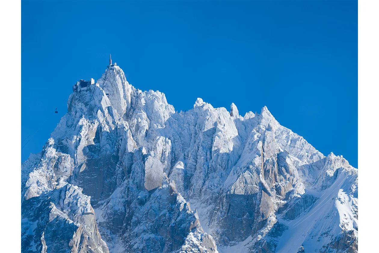 Aiguille du Midi sous un ciel bleu éclatant, neige scintillante au sommet