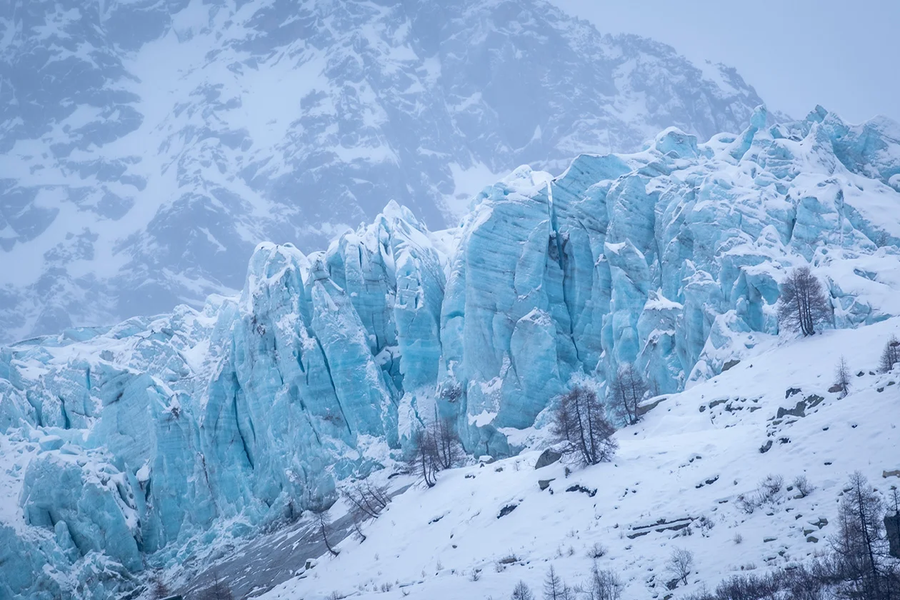 Glacier turquoise aux séracs sculptés, paysage glaciaire alpin