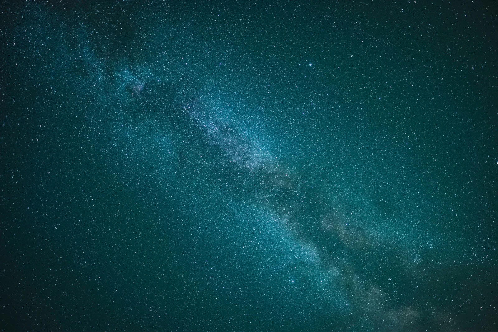 Voie lactée et étoiles dans le ciel nocturne, photographie astronomique