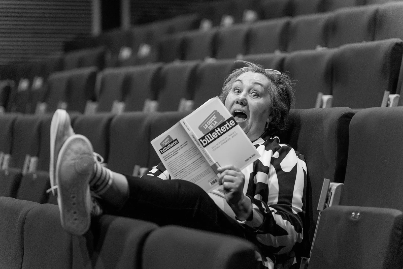 Isabelle, agent communal de Divonne-les-Bains dans la salle de spectacle municipale — série Div On Est par Yann Lepora