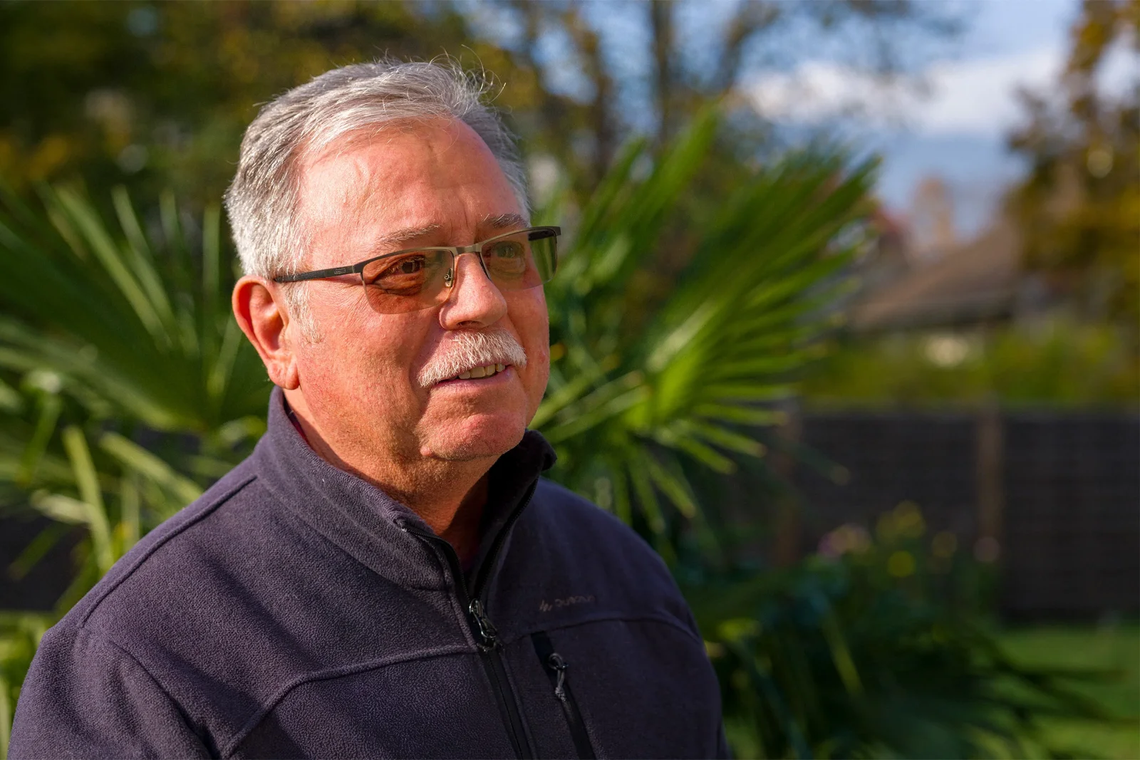 Jean-Louis, portrait extérieur dans un jardin aux palmiers — portrait sur mesure par Yann Lepora